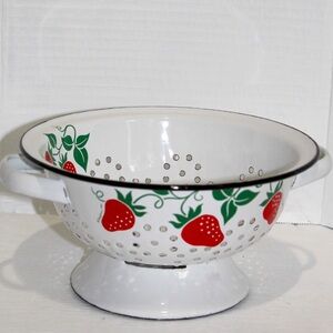 Vintage 1983 Teleflora White Enamel Metal 8” Strainer Colander Red Strawberries